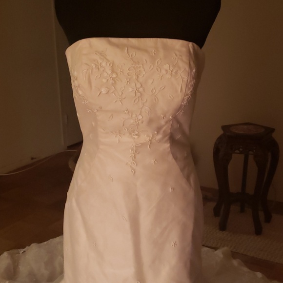 Brand new wedding dress - Picture 3 of 4